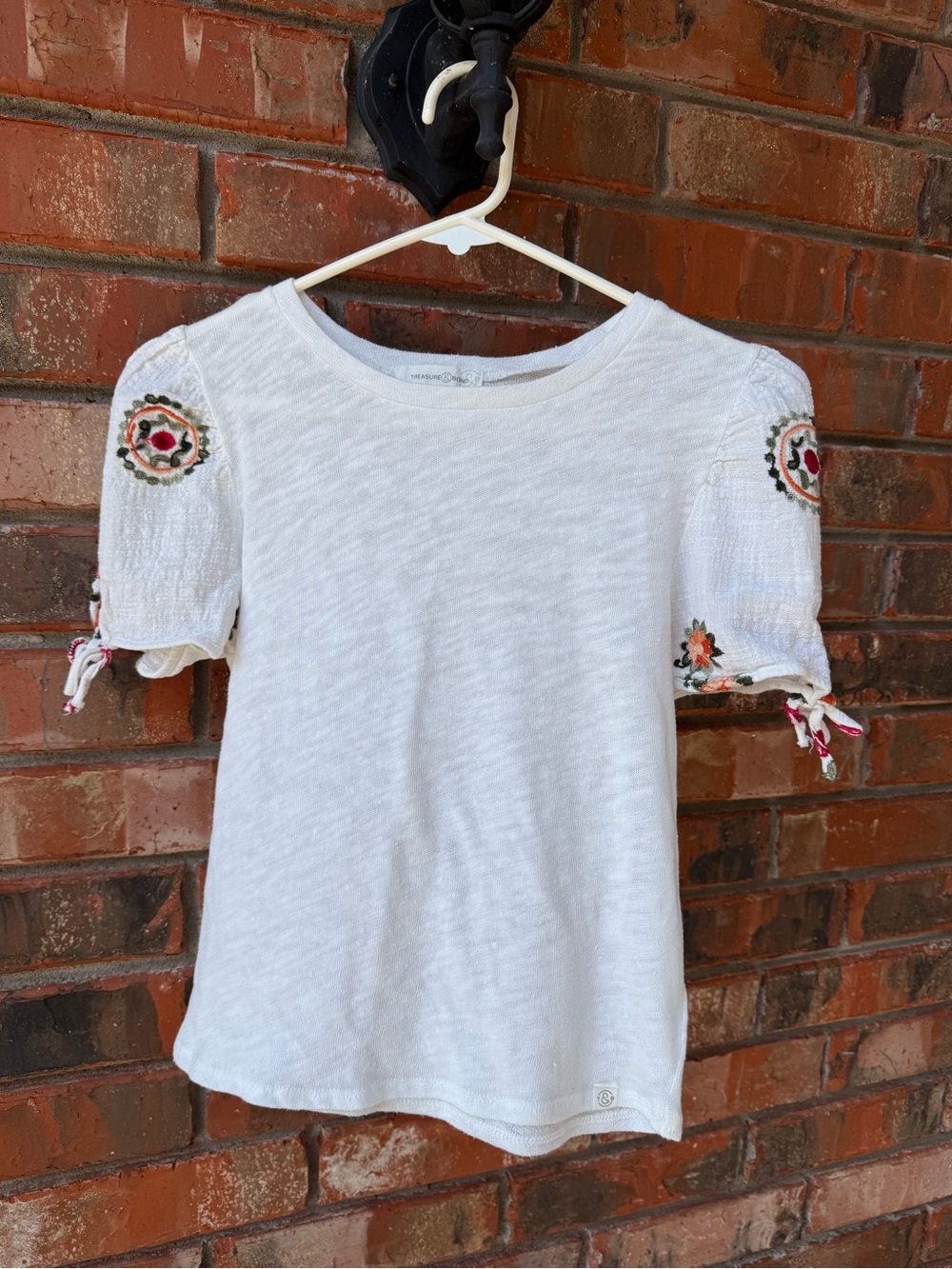 Treasure & Bond White Short-Sleeve Embroidered Tie-Sleeve Top
